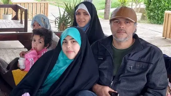 دوشادوش هم برای بدرقه دانشمند شهید

