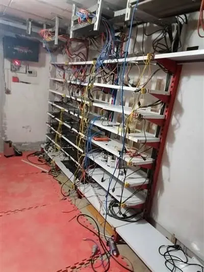 کشف و جمع آوری ۱۹ دستگاه تولید رمز ارز دیجیتال غیرمجاز از یک واحد مسکونی در قم

