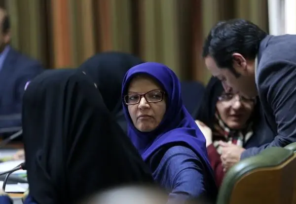 شهرداری نسبت به اخذ مجوز های لازم برای نصب دکل های مخابراتی اقدام کند