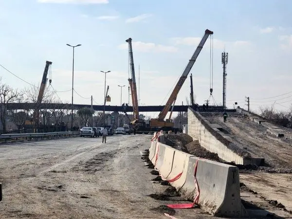 عملیات نصب عرشه پل دوربرگردان شرق به شرق بزرگراه شهید آوینی