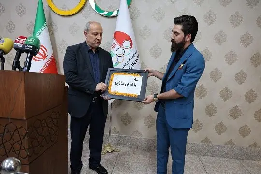 پرچم فاتح اورست به موزه ملی ورزش تقدیم شد