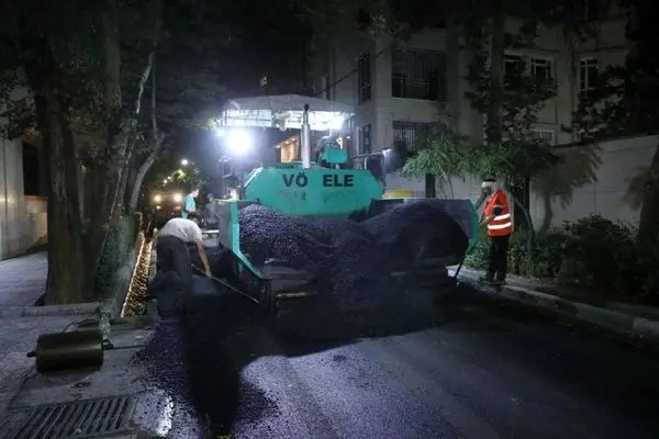 عملیات تراش و روکش مکانیزه آسفالت معابر اصلی منطقه۳ ادامه دارد