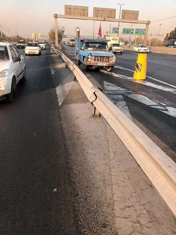 تعمیر فوری گاردریل‌های آسیب‌دیده در بزرگراه آزادگان