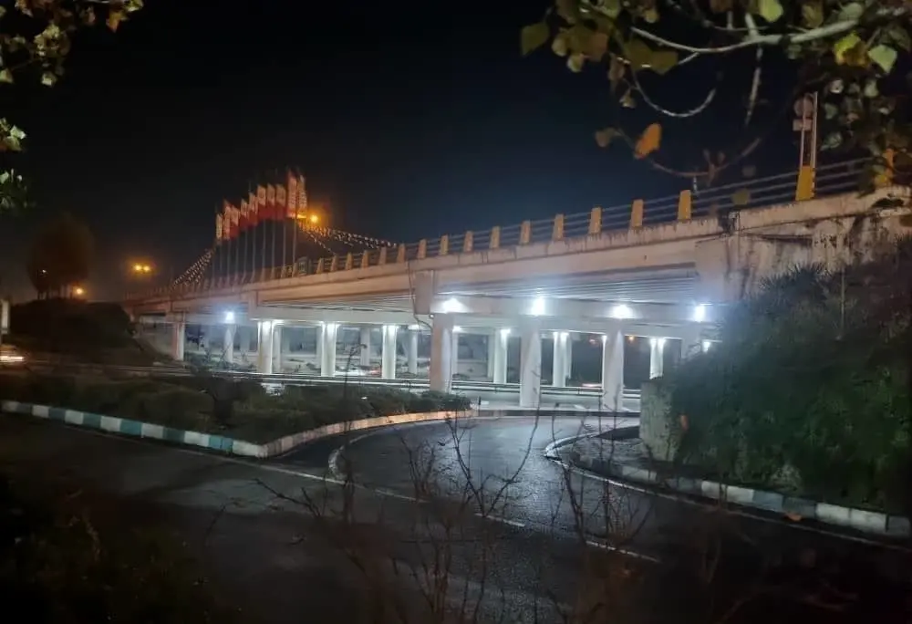 نصب بیش از ۱۳۰۰ پرژکتور و ۲۱ پایه چراغ در معابر و پل‌های منطقه ۴

