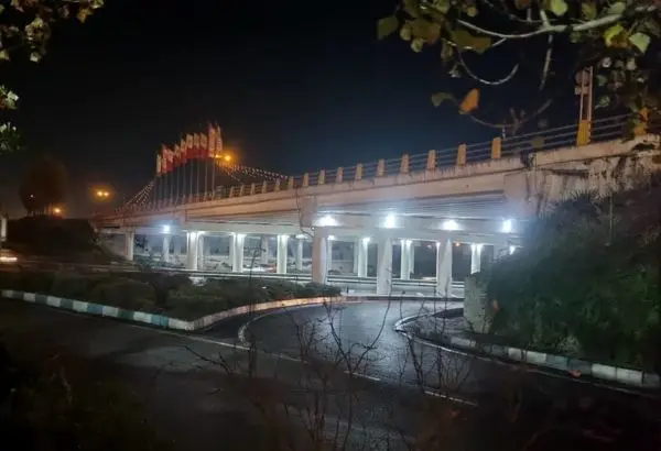 نصب بیش از ۱۳۰۰ پرژکتور و ۲۱ پایه چراغ در معابر و پل‌های منطقه ۴

