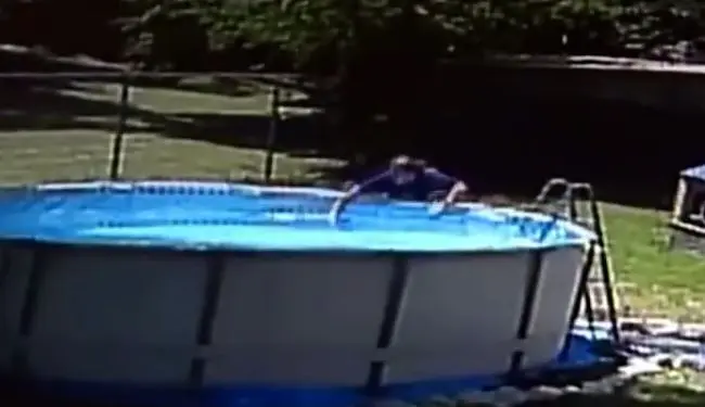 
نجات کودک در حال غرق شدن در ثانیه های آخر ! + عکس
