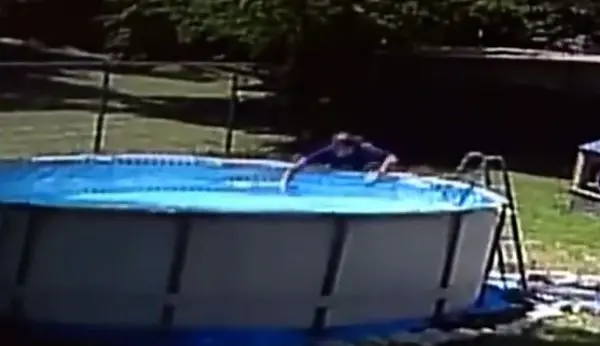 نجات کودک در حال غرق شدن در ثانیه های آخر ! + عکس