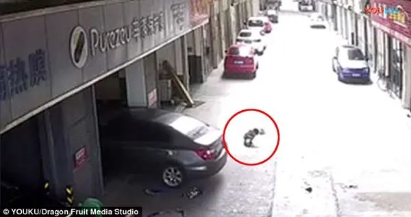 پدر بی‌احتیاط، پسرش را با ماشین زیر گرفت + عکس