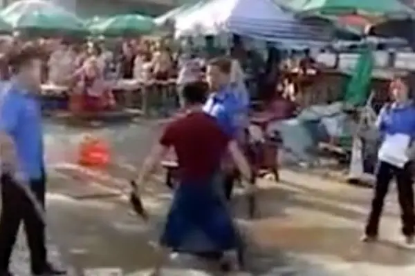 
حمله قصاب با ساتور به ماموران! +عکس