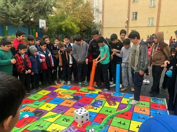 بازی مارو پله بازیافتی در مدارس شمال تهران اجرا شد 

