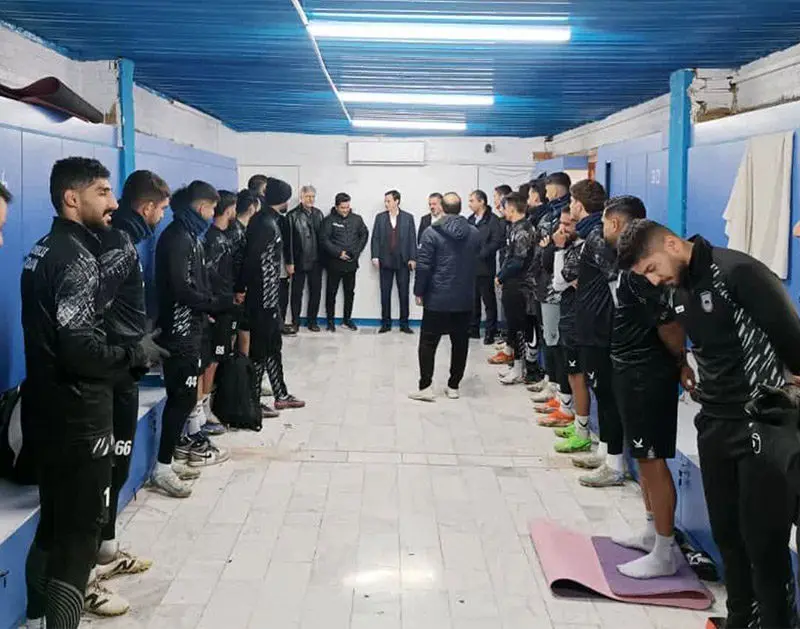 بازدید سرزده مدیر عامل چادرملو از تمرینات تیم فوتبال این شرکت

