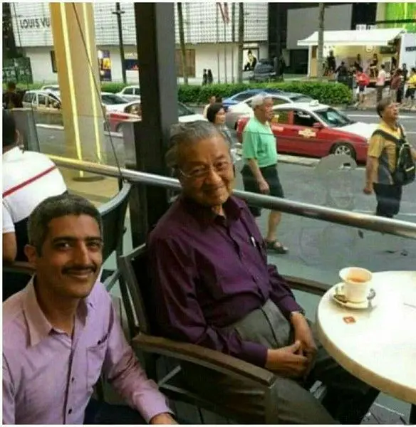 نخست وزیر مشهور در حال نوشیدن قهوه در یک کافه/عکس