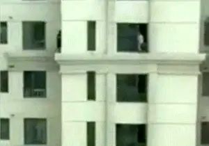 
قایم‌باشک ترسناک کودکان در طبقه سی‌وسوم یک برج + عکس
