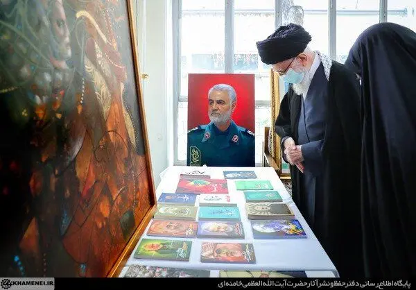 بازدید رهبر انقلاب از نمایشگاه تولیدات فرهنگی هنری پیرامون شهید سلیمانی

