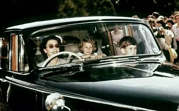 ملکه انگلیس در حال رانندگی+عکس