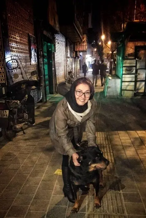 ژست صمیمانه خانم بازیگر با یک سگ وحشی در خیابان/عکس
