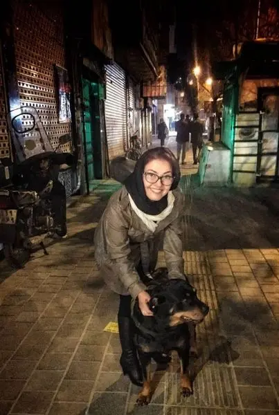 ژست صمیمانه خانم بازیگر با یک سگ وحشی در خیابان/عکس
