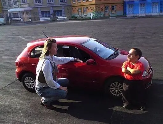 کوچکترین ماشین برای کوتاه ترین زن و شوهر دنیا+عکس