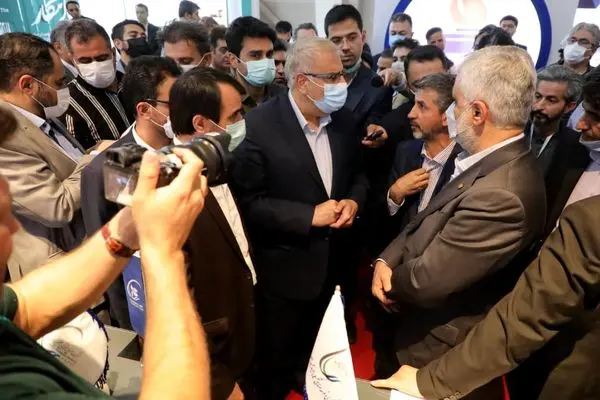  بازدید وزیر نفت از غرفه گروه صنایع پتروشیمی خلیج‌فارس