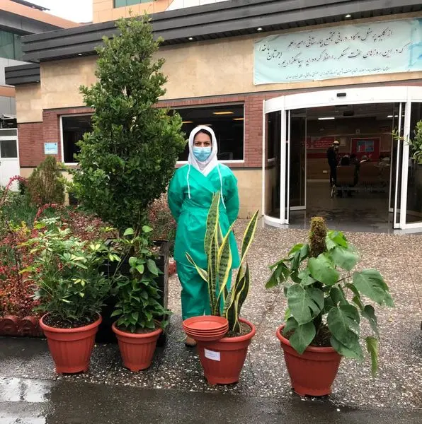 اهدای گلدان به مدافعان سلامت بیمارستان‌های قلب طهران

