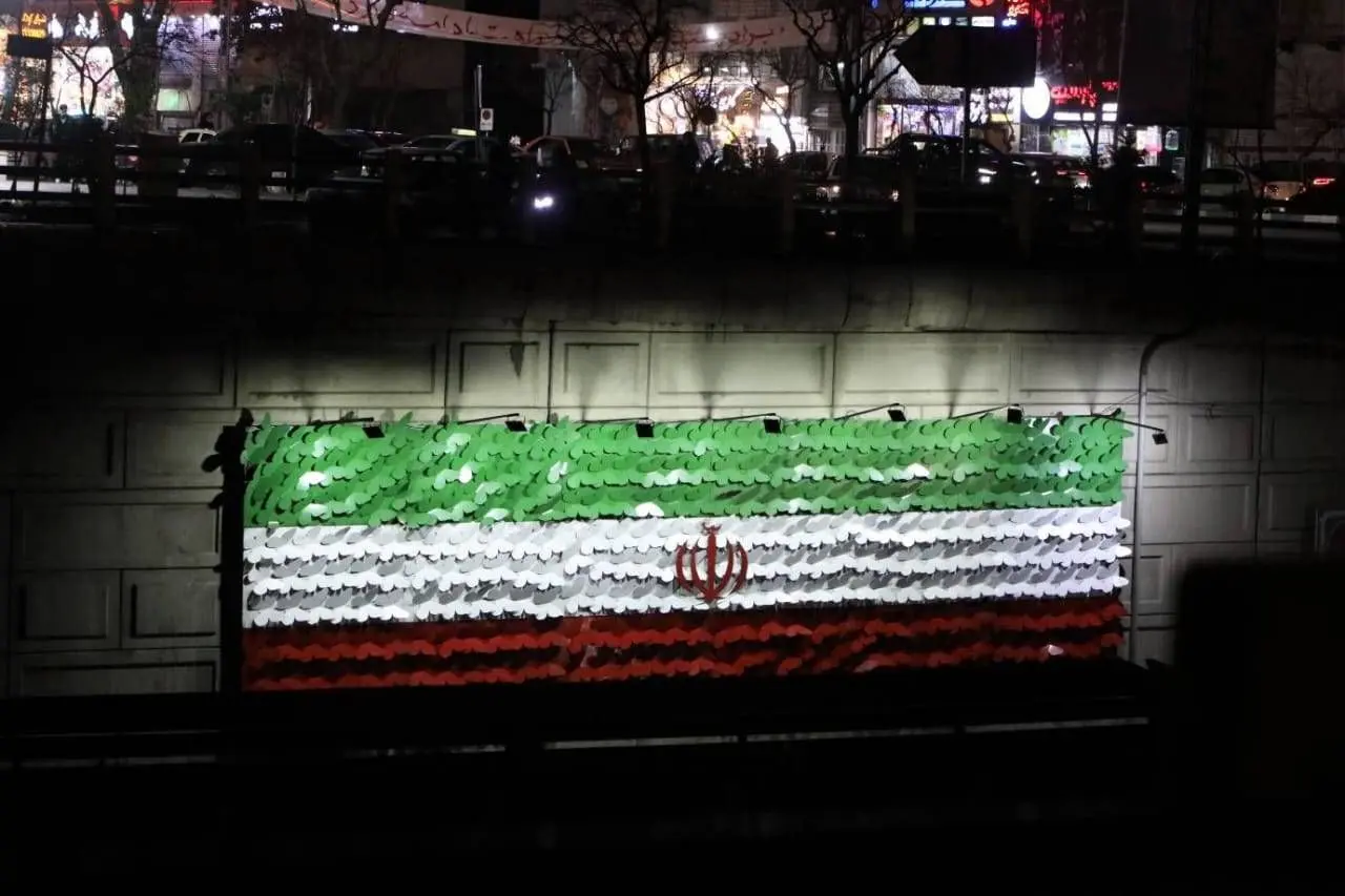 رونمایی از پرچم ۱۵ متری ایران مزین به ۶۰۰ پروانه یاد شهدا