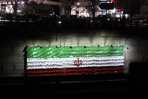 رونمایی از پرچم ۱۵ متری ایران مزین به ۶۰۰ پروانه یاد شهدا