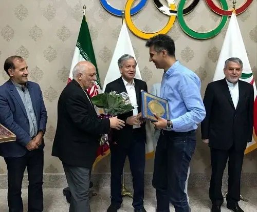 طعنه تلخ فردوسی‌پور به فروختن دکور برنامه نود