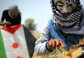 جدال پهپاد پیشرفته با چند بادبادک ساده! + عکس