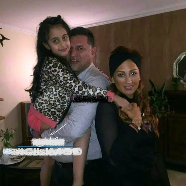 علی دایی و همسر و دخترش در منزل لاکچری شان+عکس