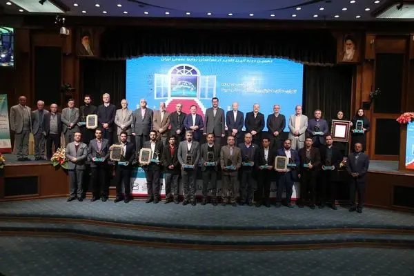 اهدای نشان ویژه مدیر ارشد تعالی گر به مدیر عامل پازارگاد

