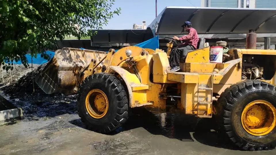 استخراج روزانه 12 کامیون رسوبات از کانال زیرگذر بزرگراه همت تقاطع شریعتی

