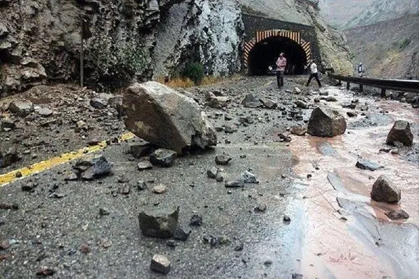 ریزش کوه در جاده چالوس