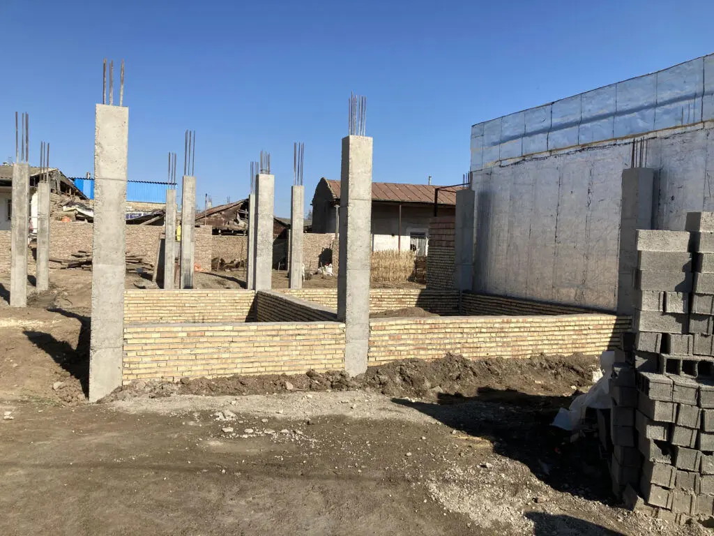ساخت خانه برای خانواده نیازمند علی‌آبادی