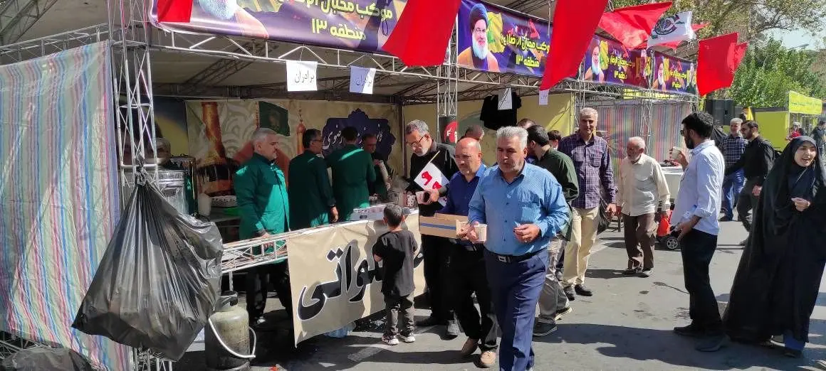 خدمات دهی به نمازگزاران نماز جمعه با برپایی موکب فرهنگی منطقه13 

