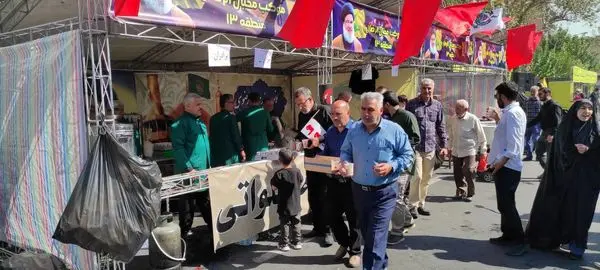 خدمات دهی به نمازگزاران نماز جمعه با برپایی موکب فرهنگی منطقه13