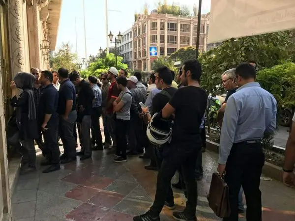 دلایل صف های طولانی برای خرید ارز دولتی