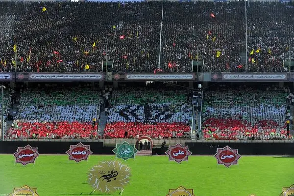 نقش بستن طرح زیبای پرچم ایران بر سکوهای آزادی+عکس