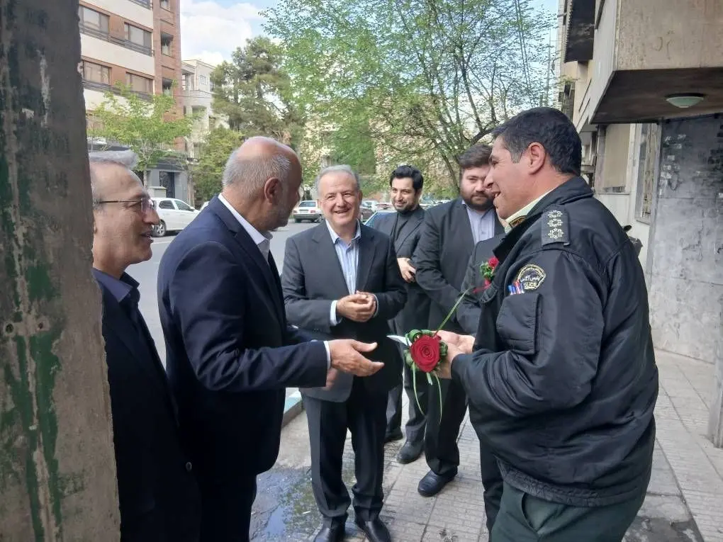وزیر تعاون،کار و رفاه اجتماعی با اهدای گل از کارکنان نیروی انتظامی تقدیر کرد