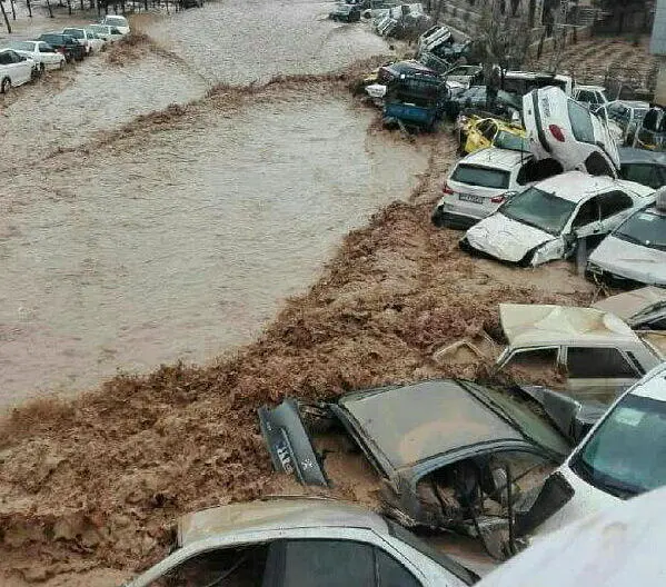 سیل ۲۰۰ خودرو را در دروازه قرآن شیراز با خود برد