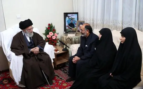  رهبر انقلاب در منزل یکی از شهدای ناجا در اغتشاشات اخیر حضور یافتند 