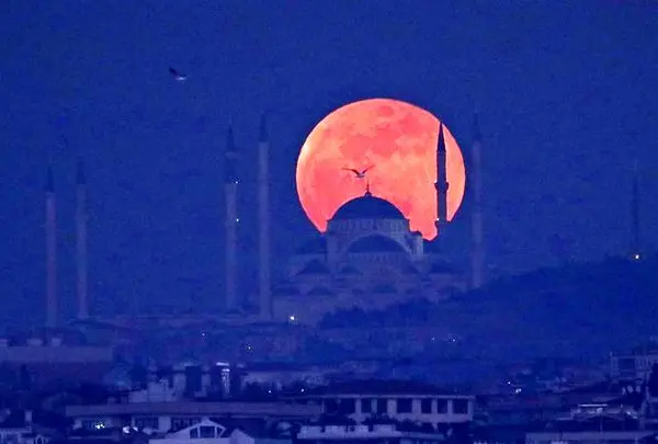 طولانیترین ماه گرفتگی قرن امشب رخ میدهد