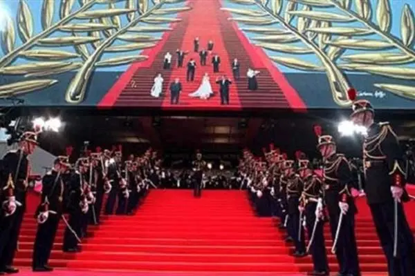 حرکت اعتراضی بازیگران زن روی فرش قرمز +عکس