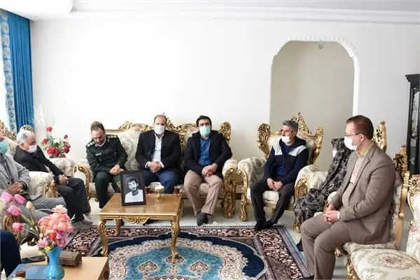 مدیرعامل و فرمانده بسیج شرکت گاز استان مرکزی از خانواده های معظم شهدای شهر هندودر بازدید بعمل آوردند

