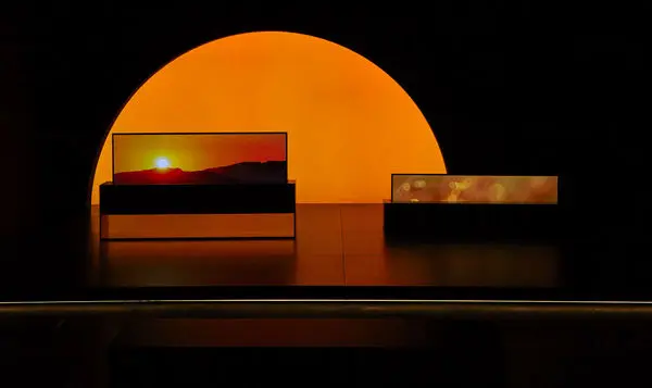 نمایش تلویزیون رول شونده OLED ال‌جی در نمایشگاه Milan Design Week 
