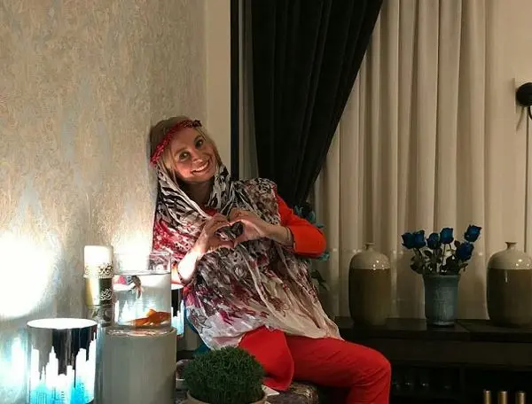 تیپ و ژست عجیب و غریب بازیگر زن مشهور در کنار سفره هفت سین+عکس
