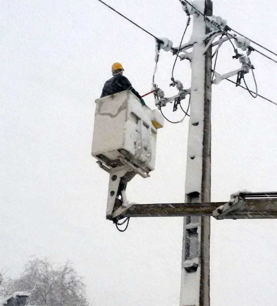 تلاش اکیپ های عملیاتی توزیع برق استان مرکزی برای رفع خاموشی های ناشی از برف

