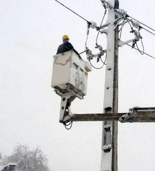 تلاش اکیپ های عملیاتی توزیع برق استان مرکزی برای رفع خاموشی های ناشی از برف