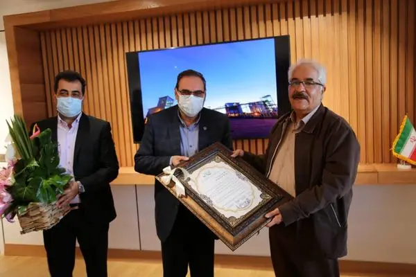 اهدای لوح تقدیر شبکه بهداشت و درمان شهرستان اردکان به مدیر عامل چادرملو.