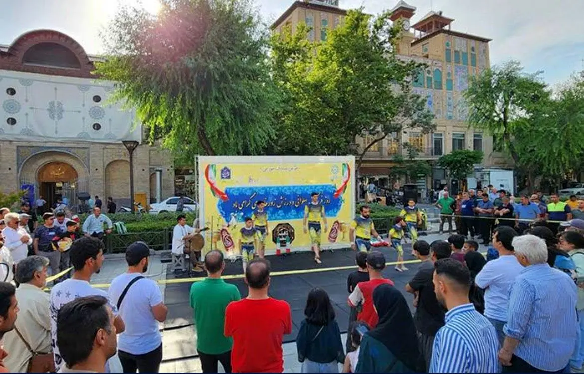 نمایش زورخانه‌ای در پیاده‌راه تاریخی ناصرخسرو اجرا شد