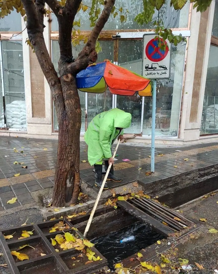 آماده باش عوامل خدمات شهری در نقاط آبگیر و حساس منطقه ۱۳